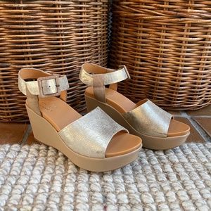Kork-Ease Gold Wedges